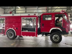 RHD&LHD SINOTRUK HOWO Rotfarbiger Wassertank Feuerwehrwagen 4000L Kapazität für Straßenspritzungen Mehrzweck